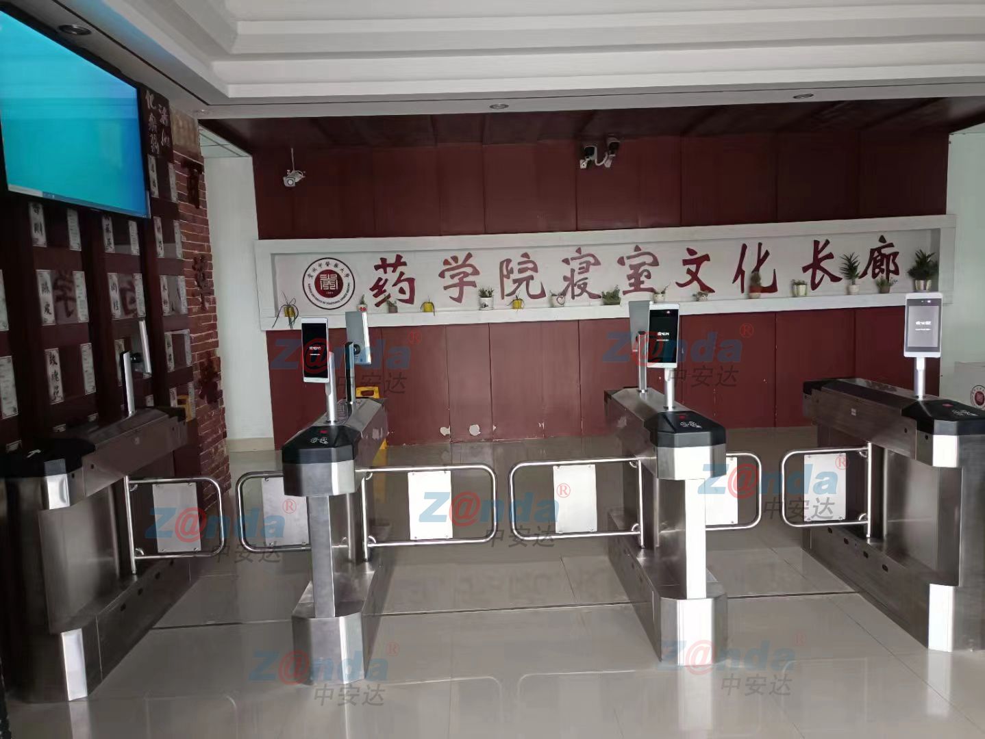 貴州中醫(yī)藥大學宿舍36通道擺閘+人臉識別宿管系統(tǒng)